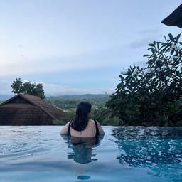 Après - Retouche de cheveux bien coiffés au bord de la piscine