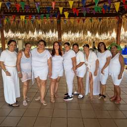 Après - Retouche Photo de Groupe Tout en Blanc