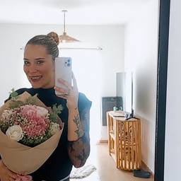 Après - Selfie Miroir avec Bouquet