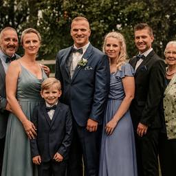 Close Gaps in Group Photo