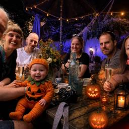 Depois - Foto de grupo assustadora de Halloween