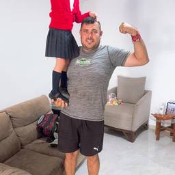 Antes - Edición de Foto con Disfraz de Superhéroe