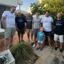 Après - Ajouter un garçon à une photo de groupe