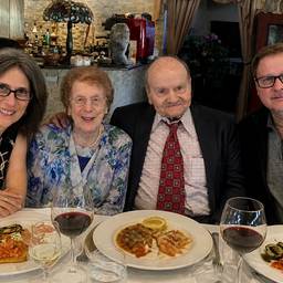 Après - Photo de groupe lors d'un dîner de famille
