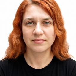 Después - Headshot de frente con fondo blanco
