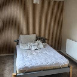 Nachher - Schlafzimmer-Neugestaltung mit Holzpaneelen