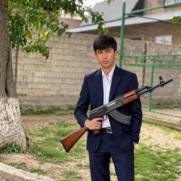 Après - AK-47 Ajouté à un Portrait