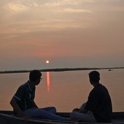 Avant - Bateau solitaire au coucher du soleil