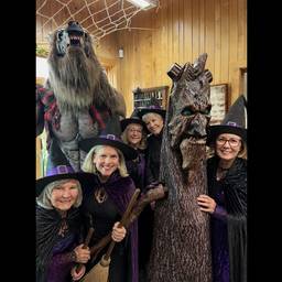 Depois - Foto de grupo com fantasias de bruxa