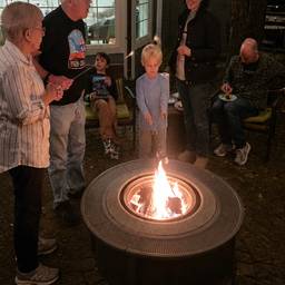 Après - Composition familiale autour du feu de camp