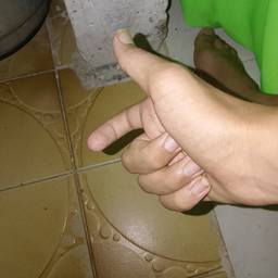 Antes - Mão segurando uma pistola