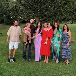 Add Woman To Group Photo