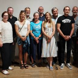 Merge Group Photos AI