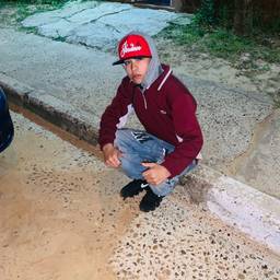 Antes - Edição de foto com pistola na mão