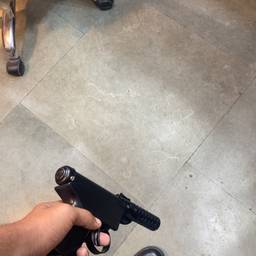 Antes - Edición realista de foto de pistola