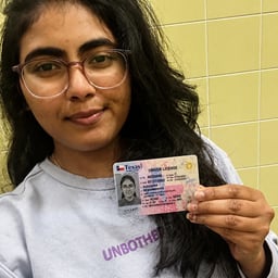 Después - Cambio realista de tarjeta de identificación en la mano