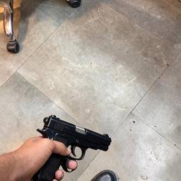 Después - Edición realista de foto de pistola