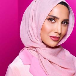 Antes - Modelo de IA Vestindo Abaya