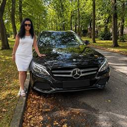 Après - Femme Posant avec une Voiture