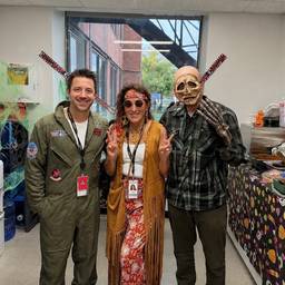Depois - Foto de grupo de Halloween mais compacta