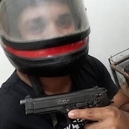 Después - Sosteniendo una pistola PT92