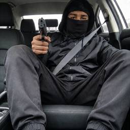 Después - Edición de foto con pistola en la mano