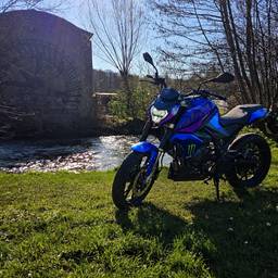 Depois - Recolorização de moto em azul elétrico