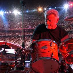 Depois - Edição de Foto de Baterista em Estádio