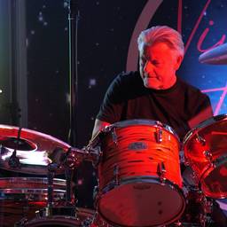 Antes - Edição de Foto de Baterista em Estádio