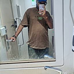 Antes - Selfie no espelho com coldre de arma