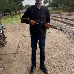 Après - Homme Tenant un AK-47
