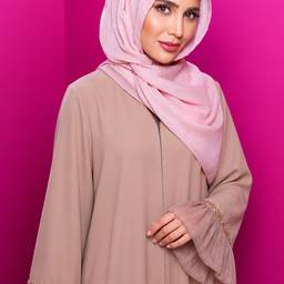 Depois - Modelo de IA Vestindo Abaya