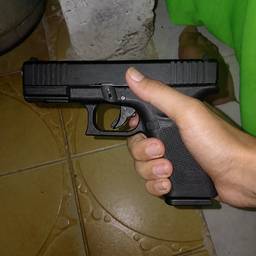 Depois - Mão segurando uma pistola
