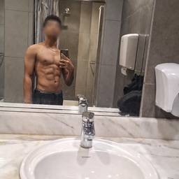 Nachher - Bauchmuskeln-Bearbeitung Spiegel-Selfie