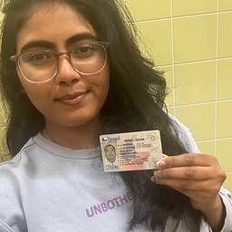 Antes - Cambio realista de tarjeta de identificación en la mano