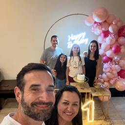 Fix Posture in Group Selfie
