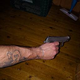 Depois - Edição de foto com pistola na mão