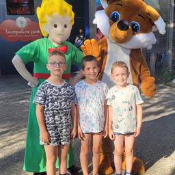 Move Child in Group Photo