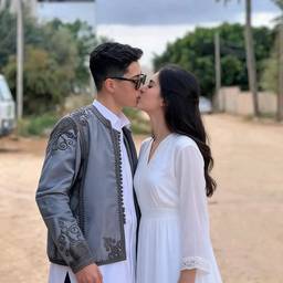 Après - Baiser de Couple Romantique