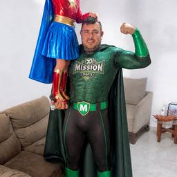 Después - Edición de Foto con Disfraz de Superhéroe