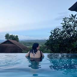 Avant - Retouche de cheveux bien coiffés au bord de la piscine