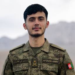 Después - Retrato con Uniforme del Ejército Afgano