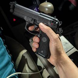 Después - Edición realista de mano con Beretta