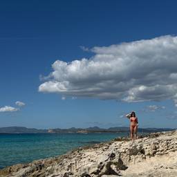 Antes - Edición de cielo de playa sin nubes