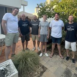Avant - Ajouter un garçon à une photo de groupe