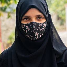 Vorher - Gesichtsenthüllung im Hijab-Porträt