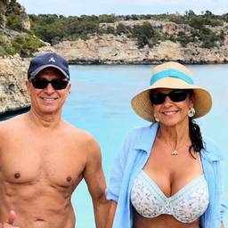 Unblur Beach Couple Photo