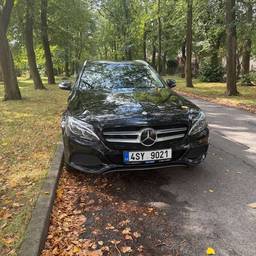 Avant - Femme Posant avec une Voiture