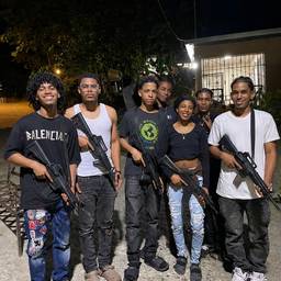 Después - Agregar Armas a Foto Grupal
