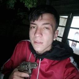 Después - Hombre sosteniendo revólver .38